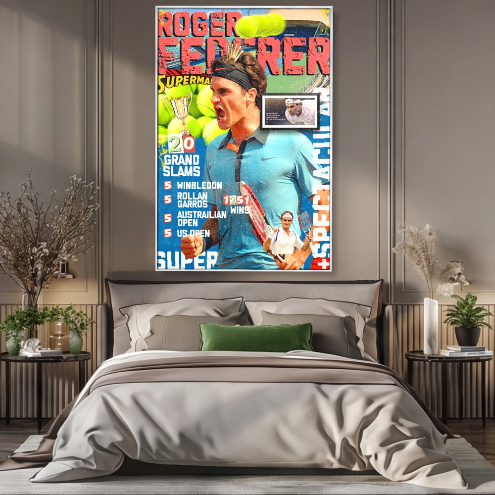 Tablou canvas cu tablou canvas cu roger federer si racheta de tenis, in rama de aluminiu argintiu, pe perete intr-un dormitor